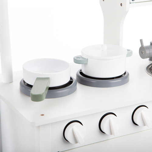 Drewniana kuchnia z akcesoriami biały