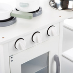 Drewniana kuchnia z akcesoriami biały