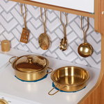 Drewniana kuchnia z lodówką