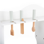 Drewniana kuchnia z akcesoriami biały