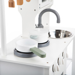 Drewniana kuchnia z akcesoriami biały