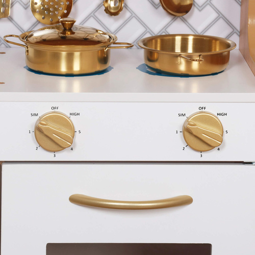 Drewniana kuchnia z lodówką