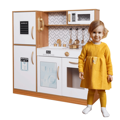 Drewniana kuchnia z lodówką