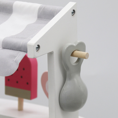 Drewniana lodziarnia na kółkach biały