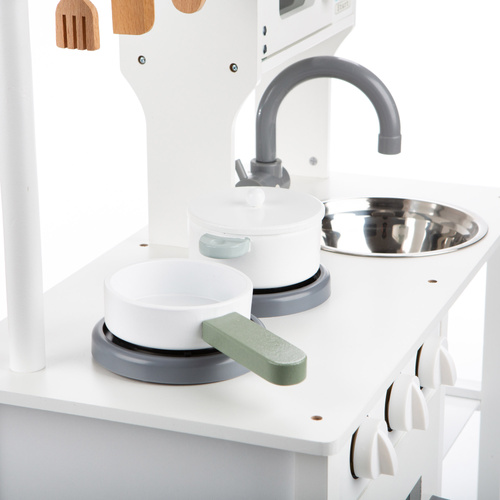 Drewniana kuchnia z akcesoriami biały