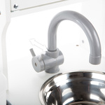 Drewniana kuchnia z akcesoriami biały