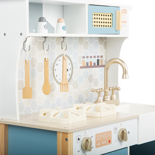 Drewniana kuchnia z akcesoriami