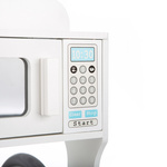 Drewniana kuchnia z akcesoriami biały