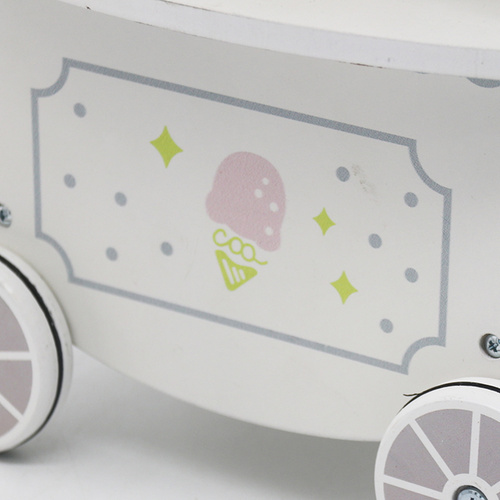 Drewniana lodziarnia na kółkach biały