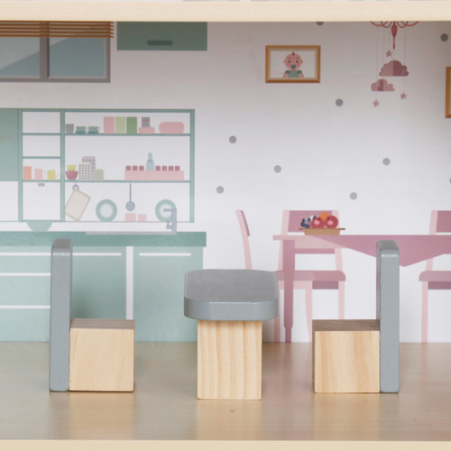 Drewniany domek dla lalek