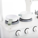 Drewniana kuchnia z akcesoriami biały